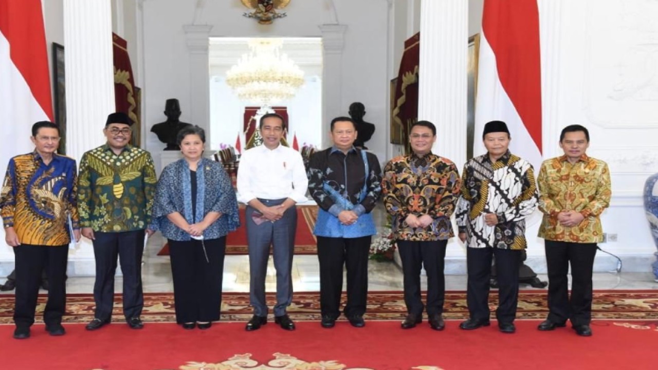 Ketua MPR RI Bambang Soesatyo (keempat kanan) bersama  Presiden Joko Widodo serta para pimpinan MPR RI. Foto: Dok MPR