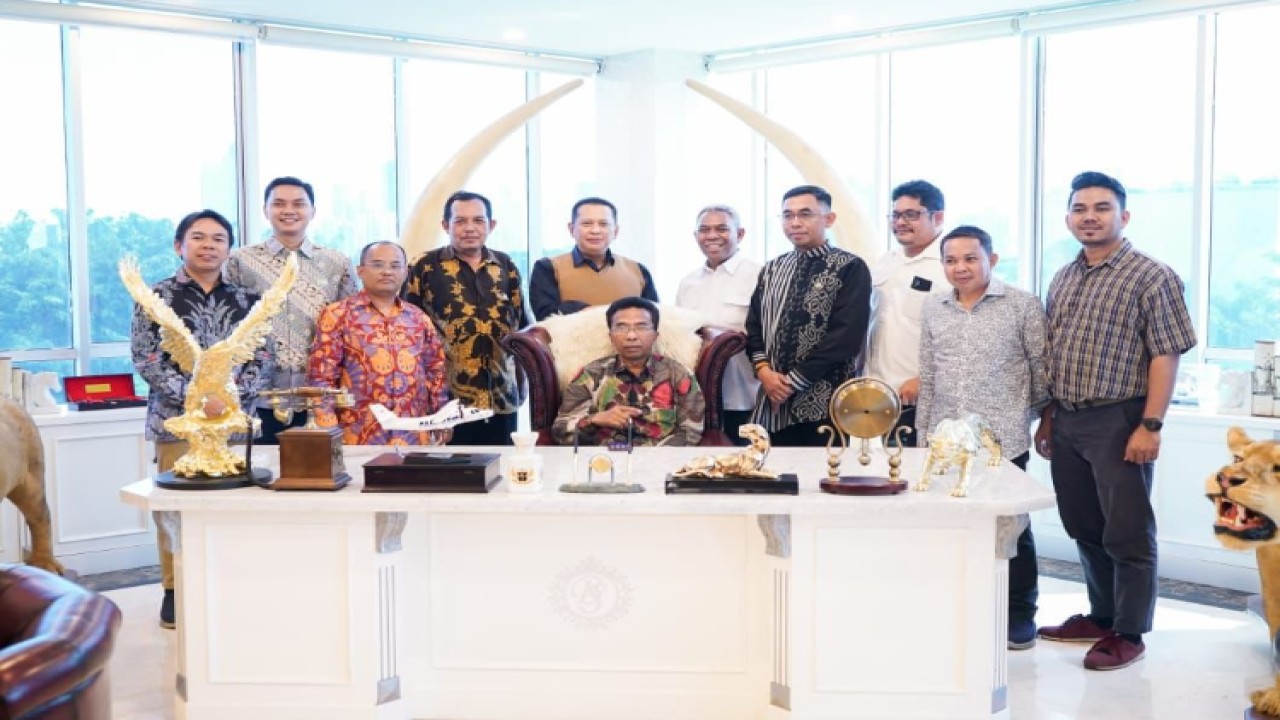Ketua MPR RI Bambang Soesatyo (kelima (kiri) bersama Panitia Munas KAHMI XI . Foto: Dok MPR