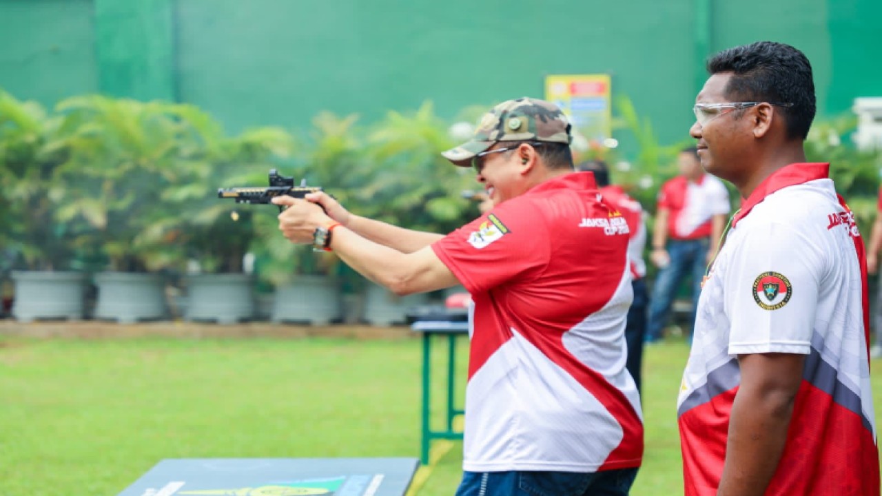 Ketua MPR RI Bambang Soesatyo sedang membidik sasaran. Foto: Dok MPR