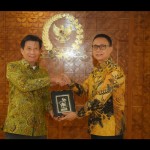 Plh Sekretaris Jenderal DPR RI Sumariyandono bertukar cinderamata usai menerima kunjungan Duta Besar Vietnam untuk Indonesia H.E. Ta Van Thong-1657709678