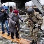 Warga Ukraina harus meninggalkan rumah mereka yang hancur terkena rudal Rusia-1657980476