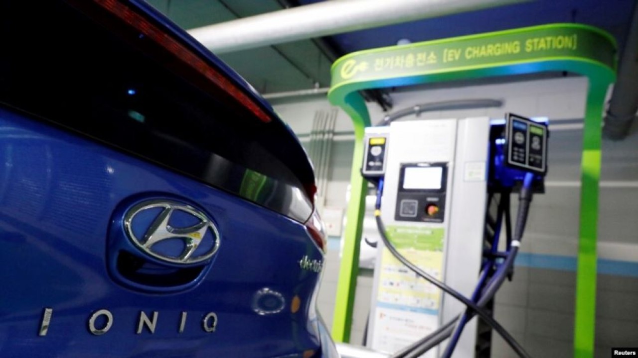 Mobil listrik Hyundai Ioniq terlihat di stasiun pengisian daya listrik di Seoul, Korea Selatan. (Reuters)