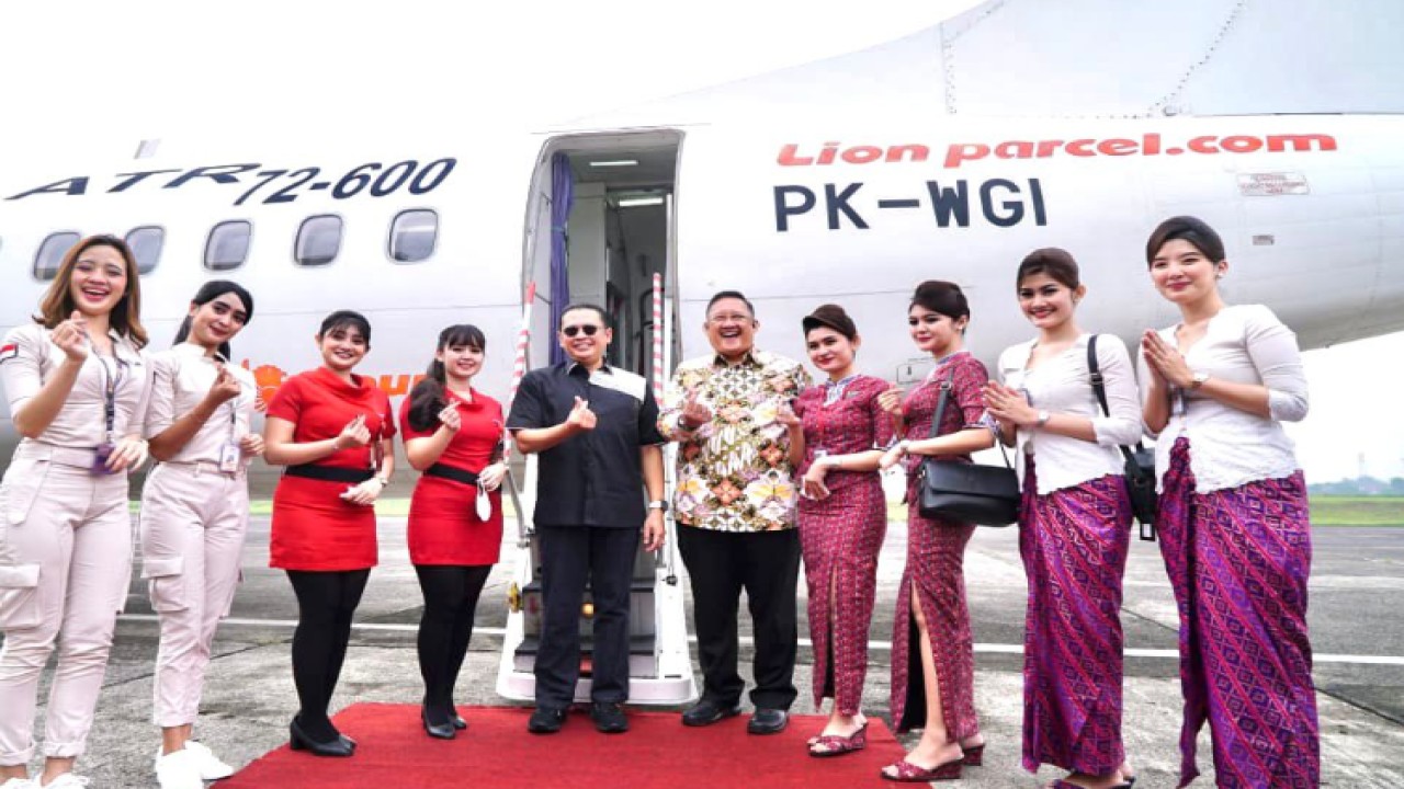 Ketua MPR RI Bambang Soesatyo berfoto bersama usai resmikan dan buka penerbangan perdana Pondok Cabe-Cepu Blora . Foto: Dok MPR