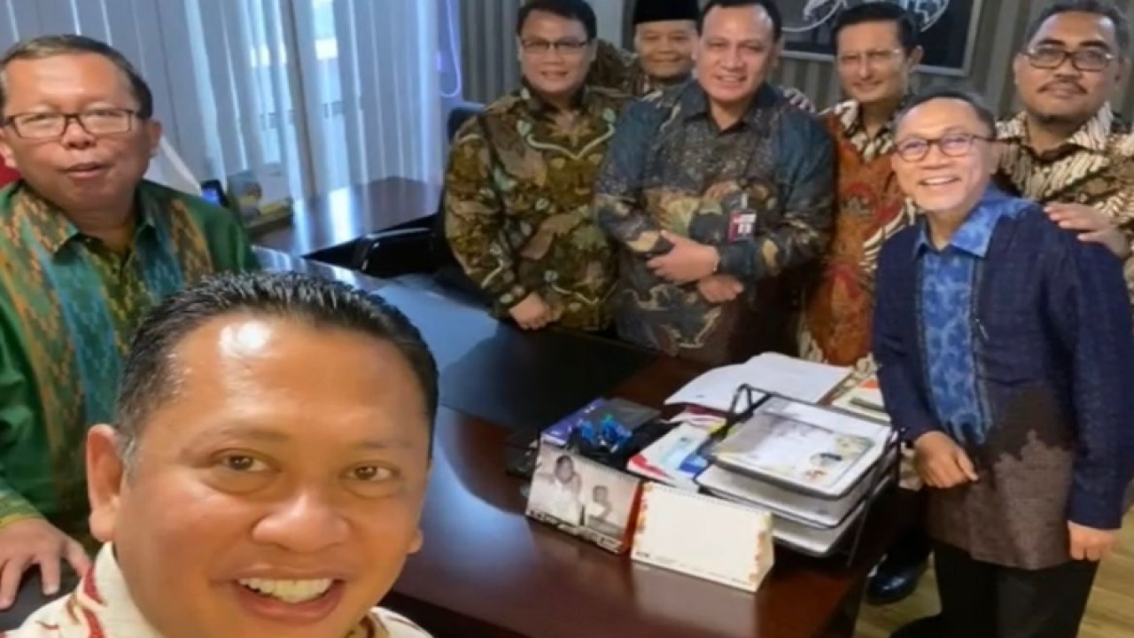 Ketua MPR RI  Bambang Soesatyo (kiri)