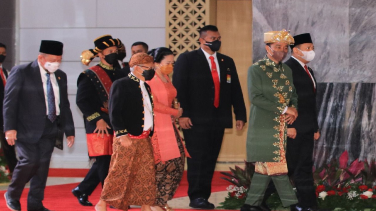 Presiden Joko Widodo memakai pakaian adat Bangka Belitung bersama Ketua MPR RI Bambang Soesatyo dan para pejabat negara. Foto: Dok MPR