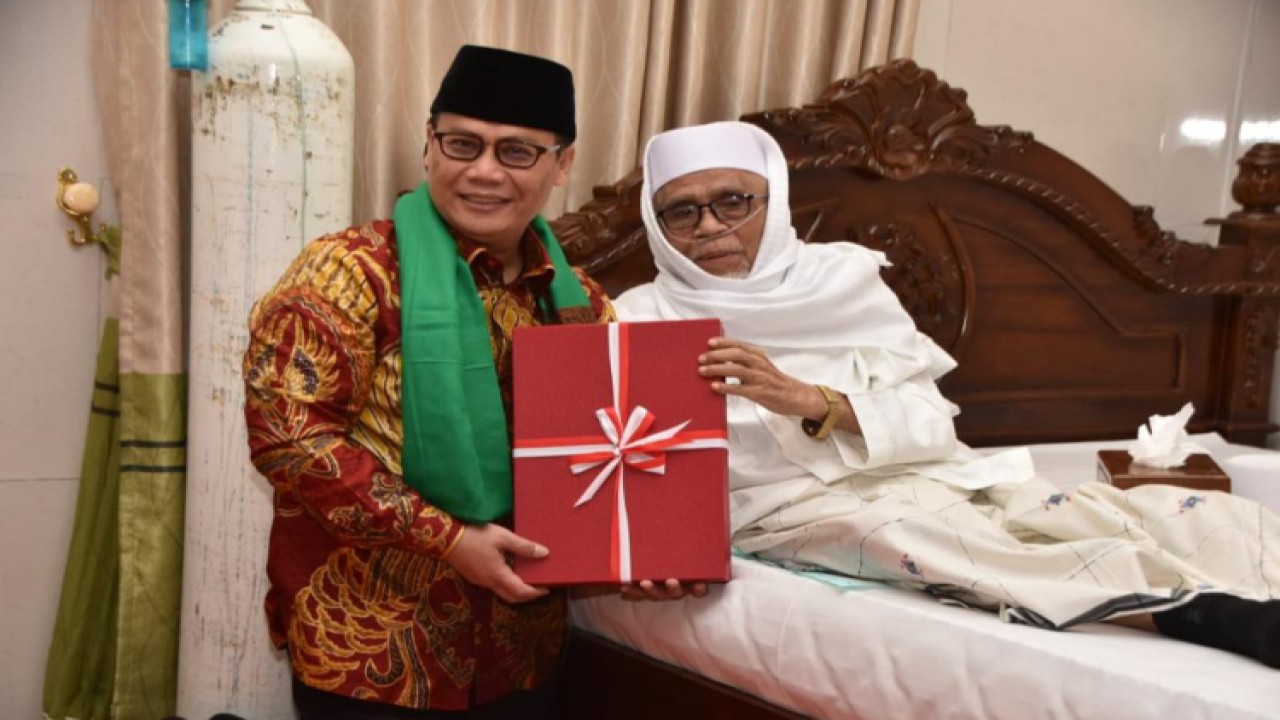 Wakil Ketua MPR RI Ahmad Basarah (kiri) dan Tuan Guru Turmudzi Badarudin. Foto: Dok MPR