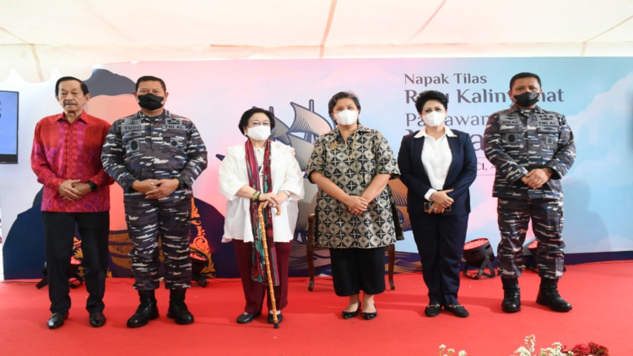 Wakil Ketua MPR RI Lestari Moerdijat (ketiga kanan) bersama Presiden ke-5 Megawati Soekarnoputri (ketiga kiri) dan para narasumber lainnya. Foto: dok MPR