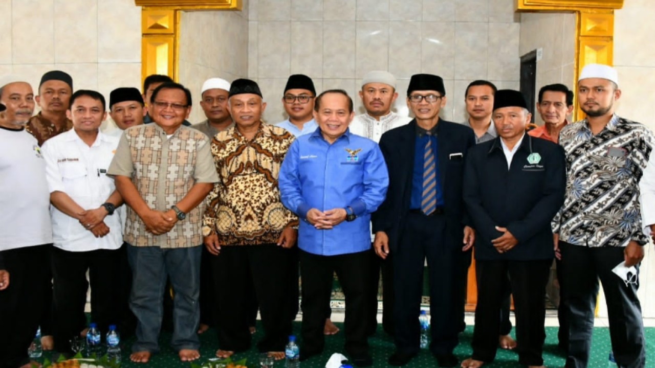 Wakil Ketua MPR RI Syarief Hasan (memakai kemeja warna biru) bersama masyarakat Cianjur. Foto: Dok MPR