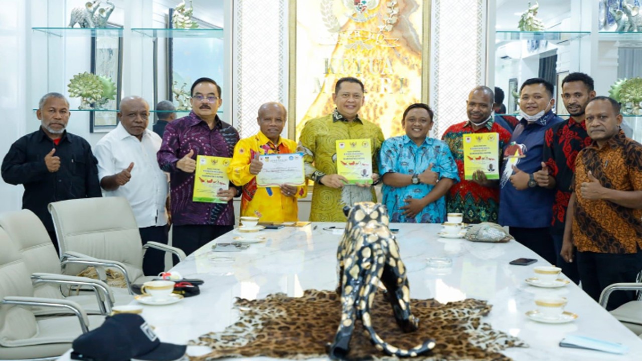 Bambang Soesatyo, Ketua MPR RI foto bersama Garda Merah Putih Papua.