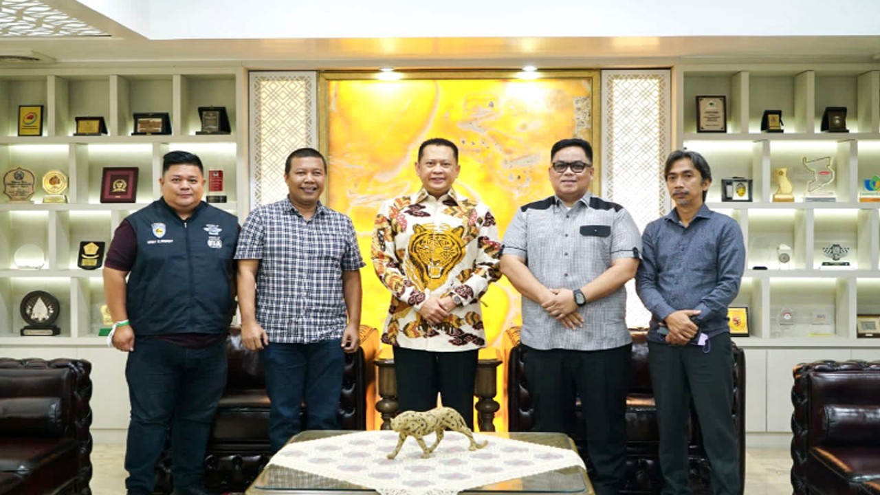 Bambang Soesatyo, Ketua MPR RI foto bersama dengan Bupati Tanjung Jabung Timur Jambi, Romi Hariyanto dan tim di Jakarta, Jumat (9/9/2022).