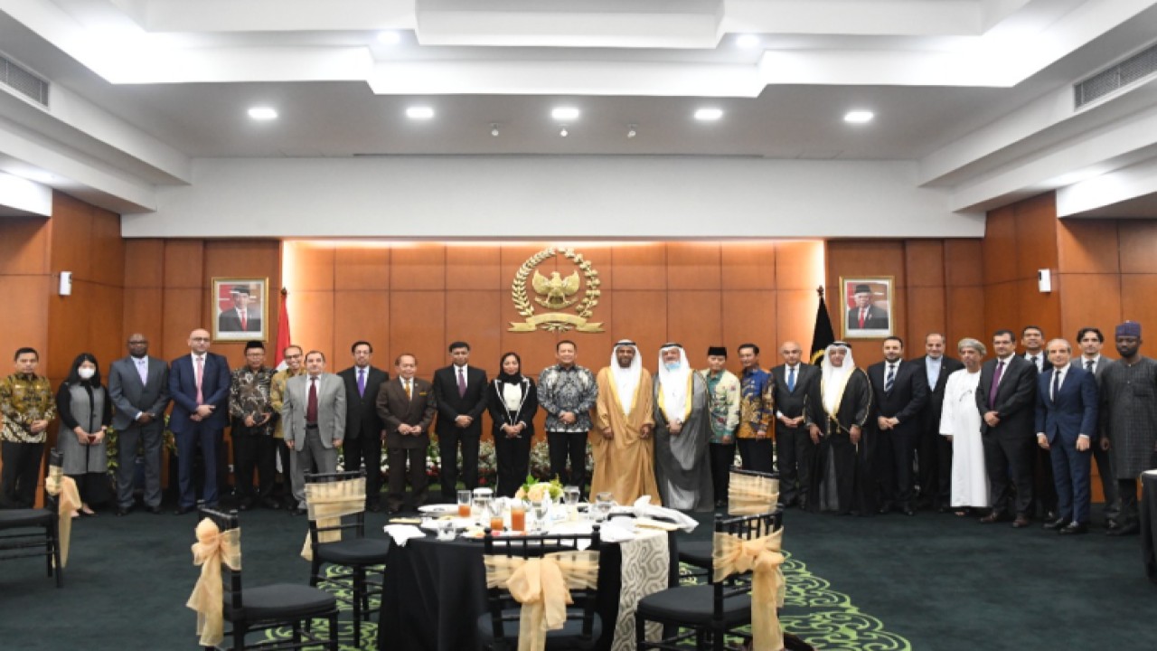 Ketua MPR RI Bambang Soesatyo bersama  24 duta besar negara sahabat yang tergabung dalam Organisasi Kerjasama Islam/OKI (Organisation of Islamic Cooperation/OIC).  Foto: Dok MPR