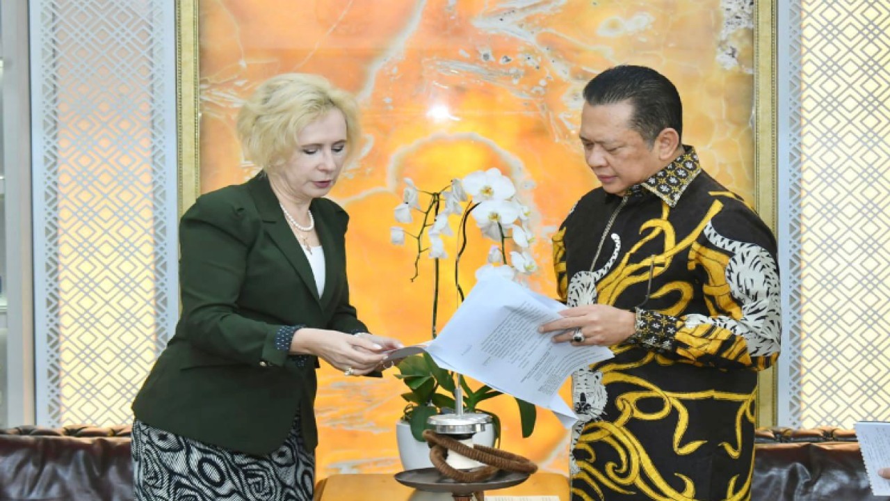 Ketua MPR RI Bambang Soesatyo dan Duta Besar Federasi Rusia untuk Indonesia, H.E. Mrs. Lyudmila Georgievna Vorobieva.  Foto: Dok MPR