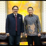 Ketua MPR RI Bambang Soesatyo dan Rektor UKI Dhaniswara K. Harjono-1662018392