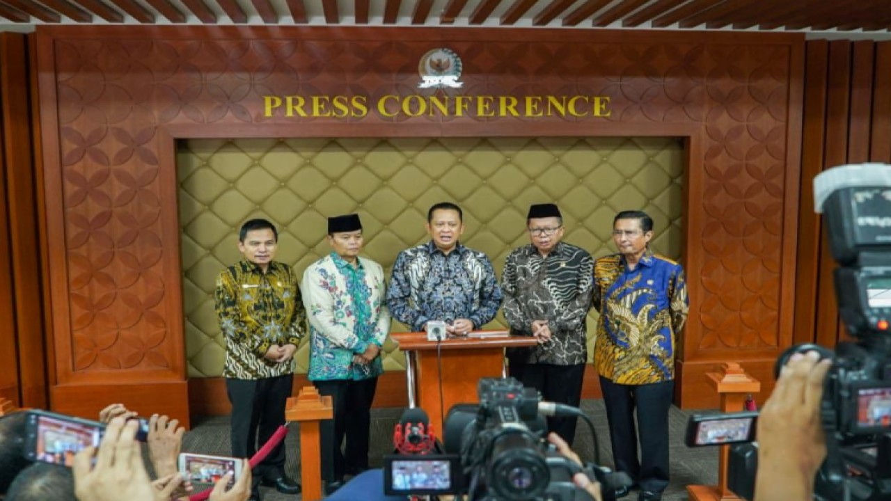 Ketua MPR RI Bambang Soesatyo (tengah) bersama para pimpinan  MPR.  Foto: Dok MPR