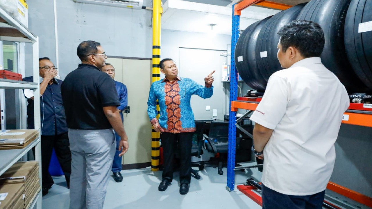 Ketua MPR RI sekaligus Kepala Badan Hubungan Polhukam KADIN Indones Bambang Soesatyo meninjau workshop PT ACN Aero Teknik. Dok MPR