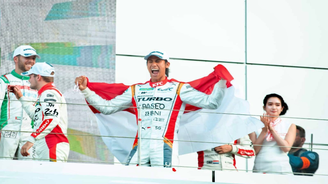 Pembalap muda Indonesia Sean Gelael bentangkan bendera Merah Putih di podium. Foto: Dok MPR