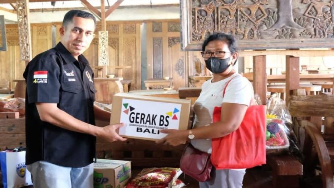 Penyerahan bantuan dari GERAK BS Bali kepada   anak-anak yatim lintas agama.  Foto: Dok MPR