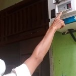 Petugas sedang memeriksa wat meter-1663031759