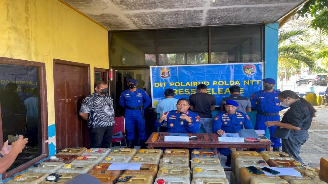 Dirpolairud Polda NTT Kombes Pol. Nyoman Budiarja didampingi Kanit 1 Siepatwal Subdit Patroliairud Polda NTT AKP Muhamad Idris Hamzah saat konferensi pers di Mako Marnit Labuan Bajo, Rabu (28/9/2022). Foto (Istimewa)