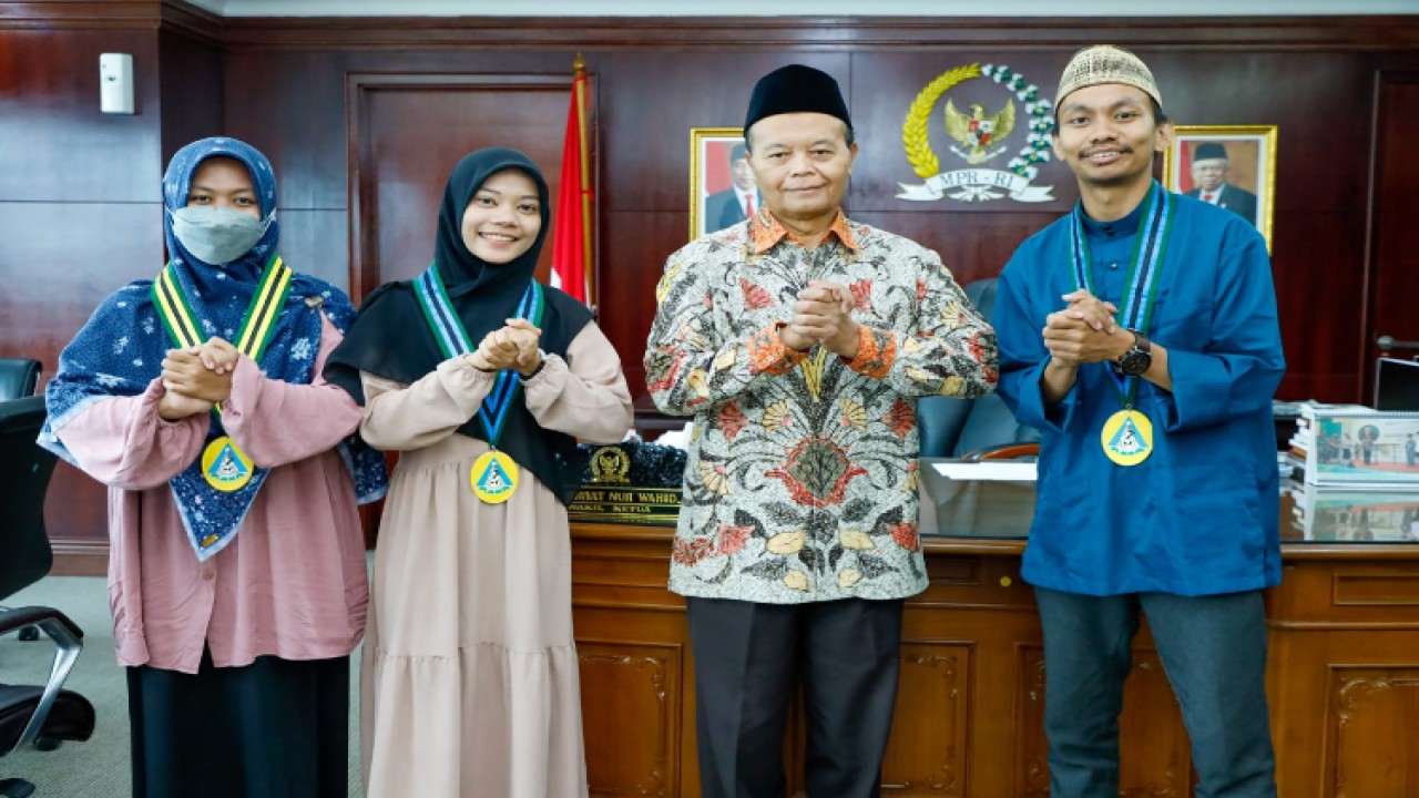 Wakil Ketua MPR  Hidayat Nur Wahid (kedua kanan).bersama perwakilan PII di Mesir. Foto: Dok MPR