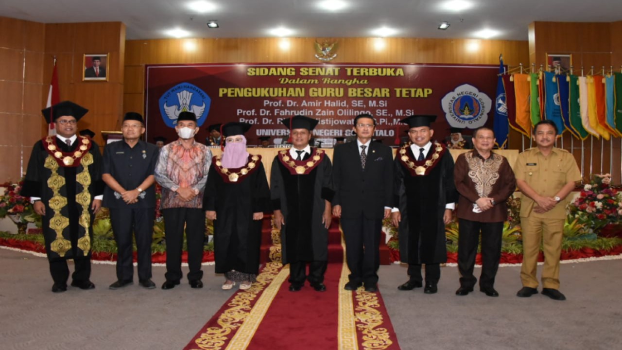 Wakil Ketua MPR RI Fadel Muhammad bersama rektor dan para guru besar Universitas Negeri Gorontalo. Foto: Dok MPR