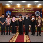 Wakil Ketua MPR RI Fadel Muhammad bersama rektor dan para guru besar Universitas Negeri Gorontalo-1664273873