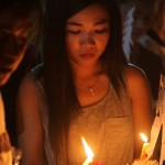 Warga Kamboja mengadakan ritual menyalakan lilin-1662036477