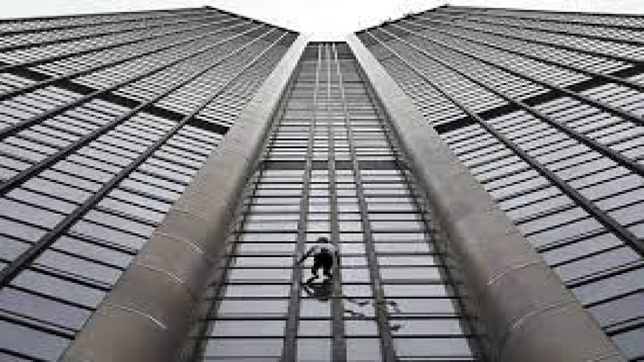 Alain Robert "Spiderman Perancis" sedang memanjat salah satu gedung pencakar langit/ist