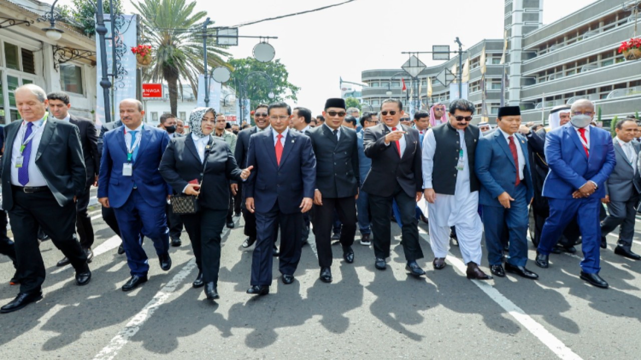 Ketua MPR Bambang Soesatyo, Menko Polhukam Mahfud MD, Gubernur Jabar Ridwan Kamil dan seluruh peserta Konferensi Internasional MPR melakukan historical walk. Foto: Dok MPR