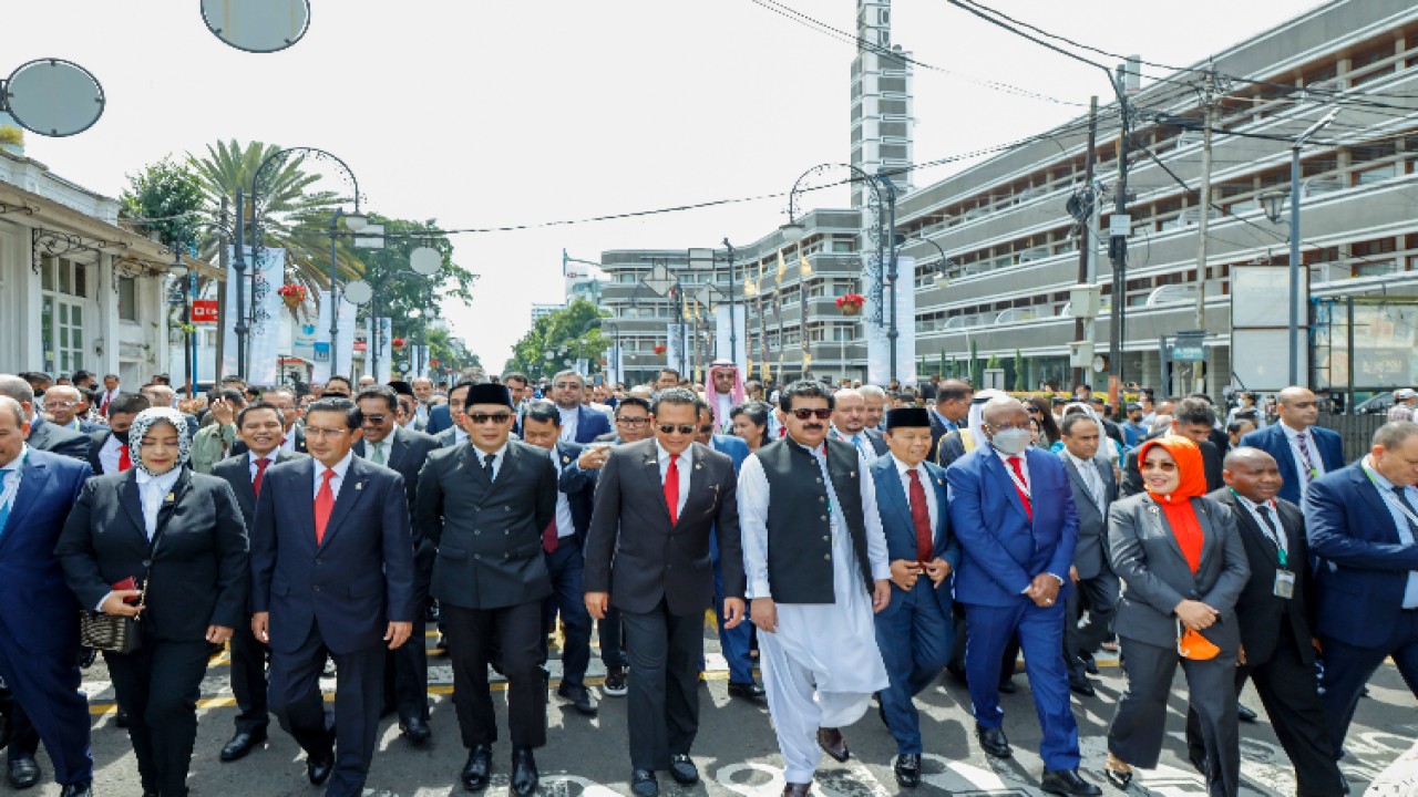 Ketua MPR RI Bambang Soesatyo bersama Menkopolhukam Mahfud MD dan para delegasi dari 15 parlemen negara anggota OKI melakukan history walk. Foto: Dok MPR