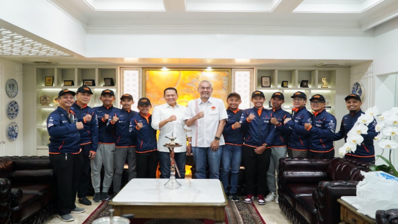 Ketua MPR RI Bambang Soesatyo bersama pengurus dan para atlet balap sepeda MULA Cycling.  Foto: Dok MPR