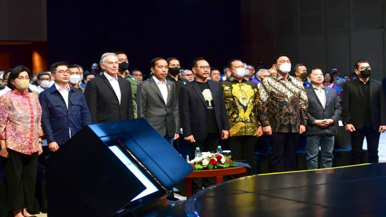 Ketua MPR RI Bambang Soesatyo bersama Presiden Joko Widodo dalam acara Jajak Pasar dan Ramah Tamah terkait Peluang Investasi di IKN Nusantara. Foto: Dok MPR