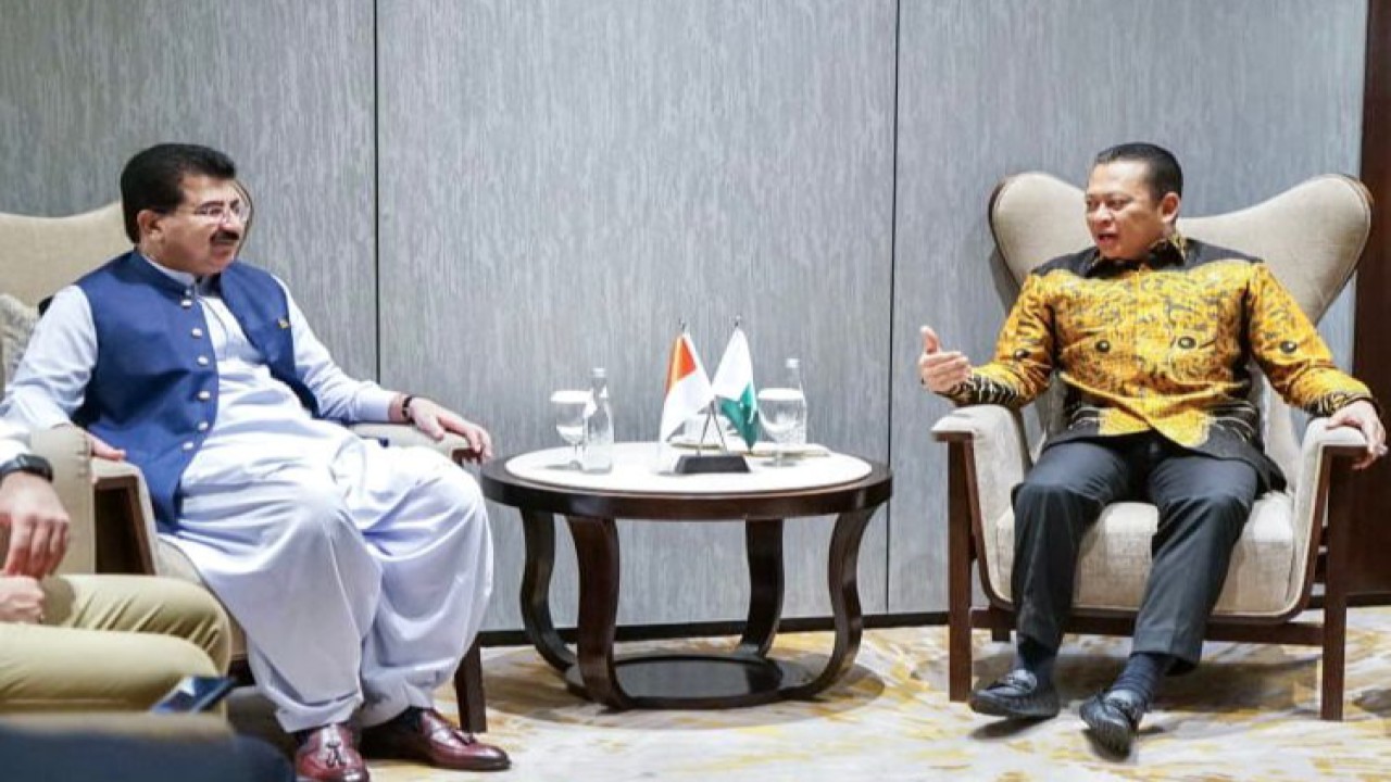 Ketua MPR RI Bambang Soesatyo (kanan) bersama Ketua Senat Pakistan H.E. Mr. Muhammad Sadiq Sanjrani. Foto: Dok MPR