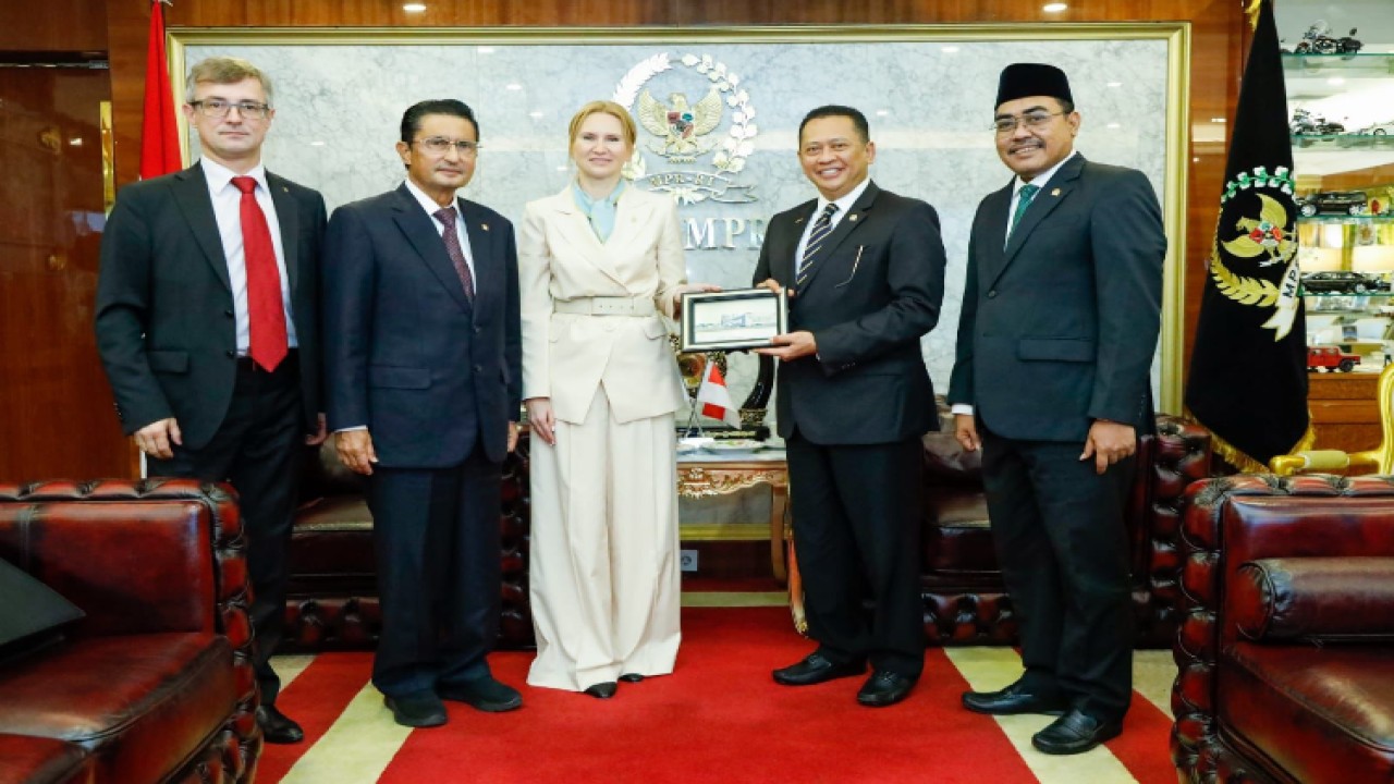 Ketua MPR RI Bambang Soesatyo (kedua kanan) bersama pimpinan MPR menerima Wakil Ketua Parlemen Ukraina H.E. Mrs Olena Kondratiuk.   Foto: Dok MPR