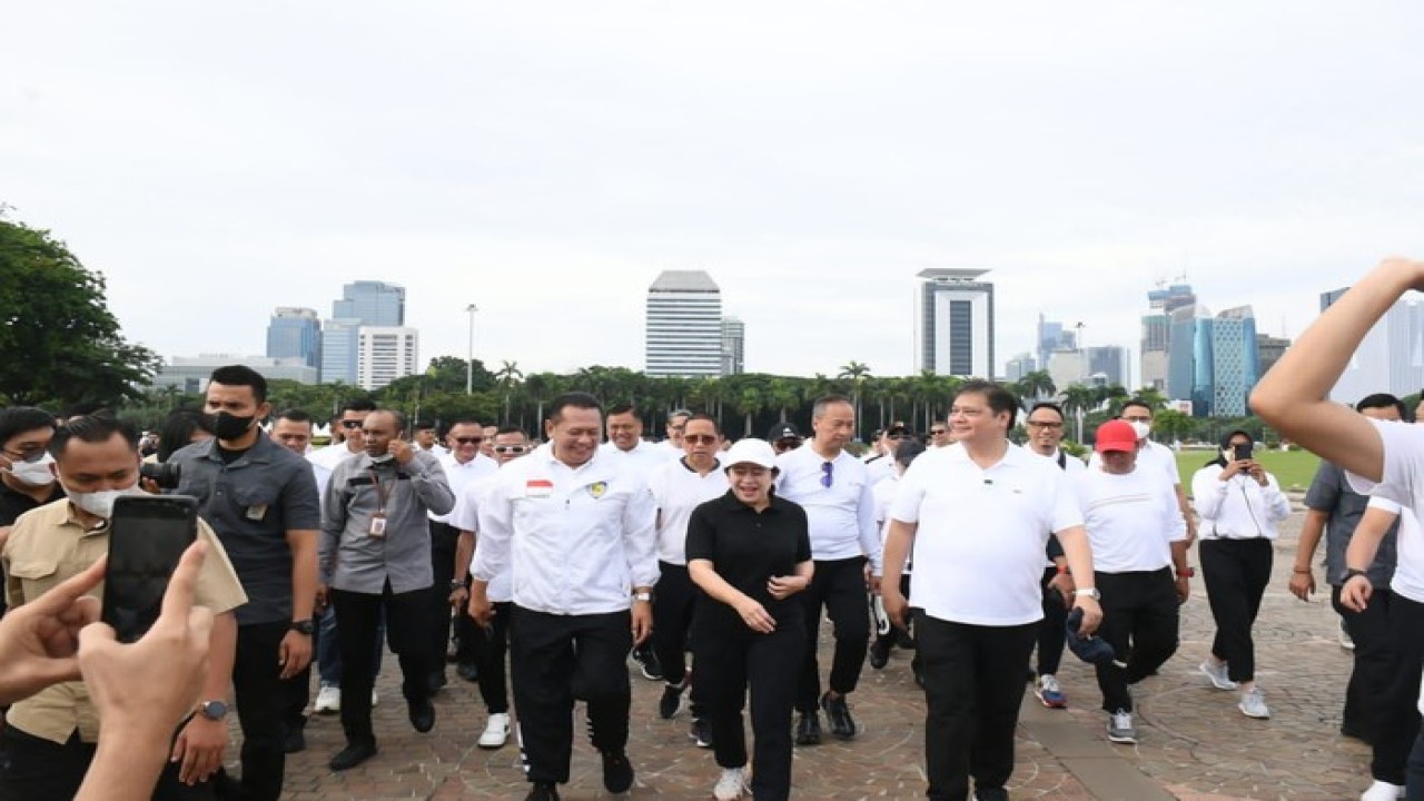 Ketua MPR RI Bambang Soesatyo menemani Ketua Umum Partai Golkar Airlangga Hartarto jalan pagi bersama Ketua DPR RI Puan Maharani. Foto: Dok MPR