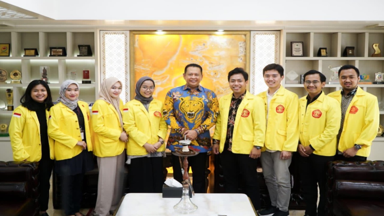 Ketua MPR RI, Bambang Soesatyo (tengah) bersama para mahasiswa magister ilmu hukum yang tergabung dalam Ikatan Mahasiswa Magister Hukum Universitas Indonesia (IMMH UI). Foto: Dok MPR