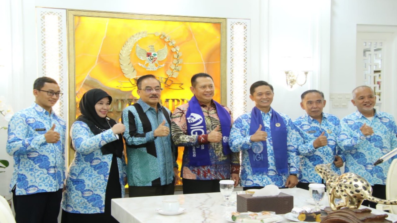 Ketua MPR RI Bambang Soesatyo (tengah) bersama pengurus Ikatan Guru Indonesia. Foto: Dok MPR