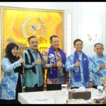 Ketua MPR RI Bambang Soesatyo (tengah) bersama pengurus Ikatan Guru Indonesia-1664945449