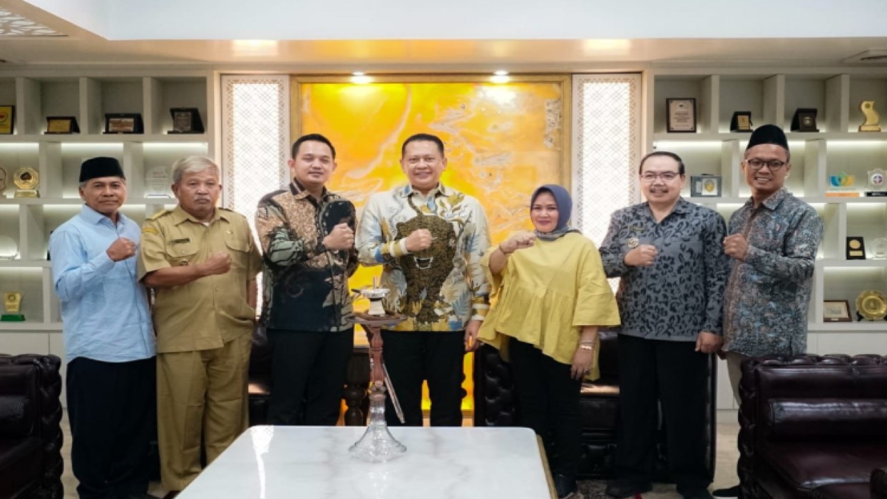 Ketua MPR RI Bambang Soesatyo (tengah) bersama Perkumpulan Aparatur Pemerintah Desa Seluruh Indonesia (PAPDESI).  Foto: Dok MPR