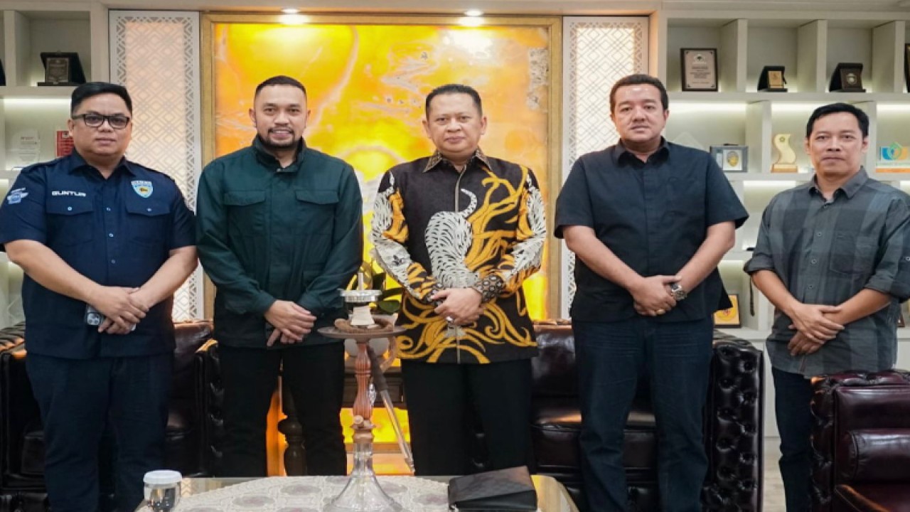Ketua MPR RI sekaligus Ketua Umum IMI Bambang Soesatyo (tengah). Foto: Dok MPR