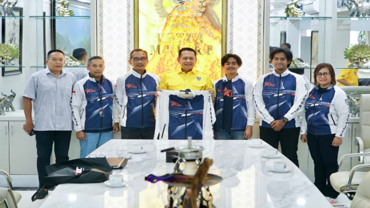 Ketua MPR RI sekaligus Ketua Umum IMI, Bambang Soesatyo (tengah) bersama para pembalap muda Indonesia. Foto: Dok MPR