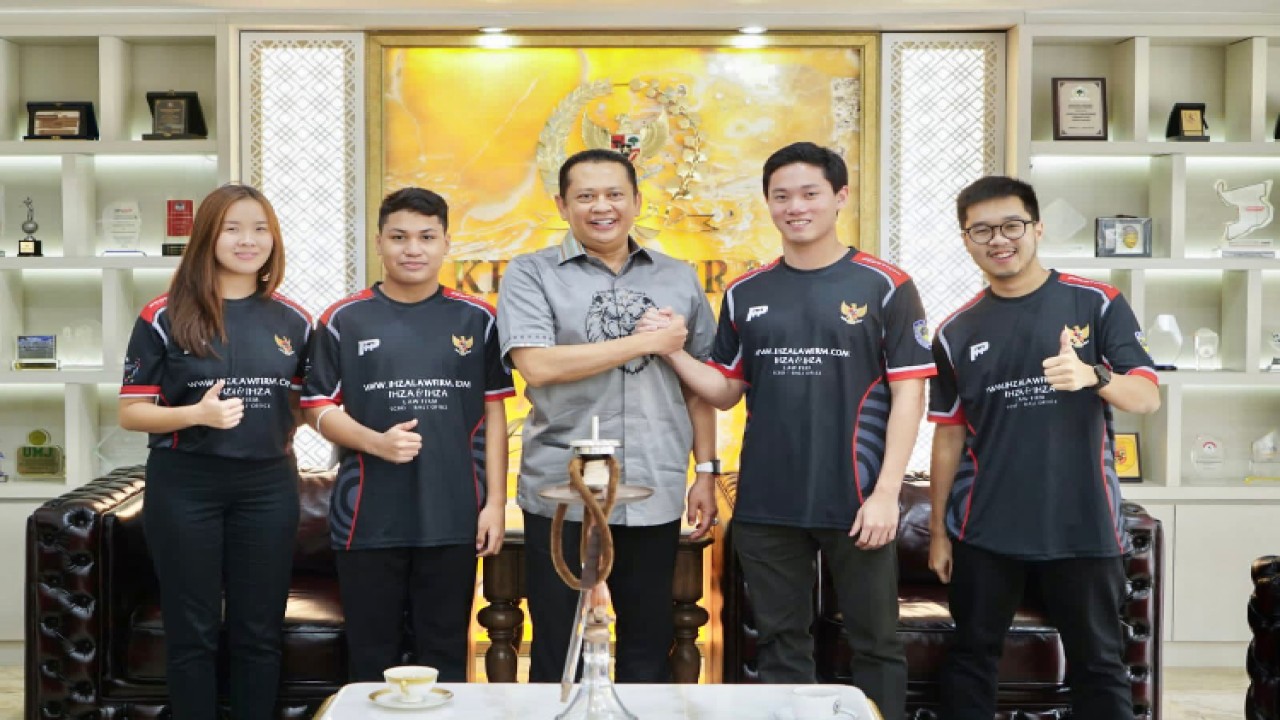 Ketua MPR RI sekaligus Ketua Umum IMI Bambang Soesatyo (tengah) bersama Tim Indonesia di FIA Motorsport Games 2022. Foto: Dok MPR