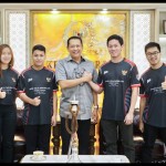 Ketua MPR RI sekaligus Ketua Umum IMI Bambang Soesatyo (tengah) bersama Tim Indonesia di FIA Motorsport Games 2022-1666324210