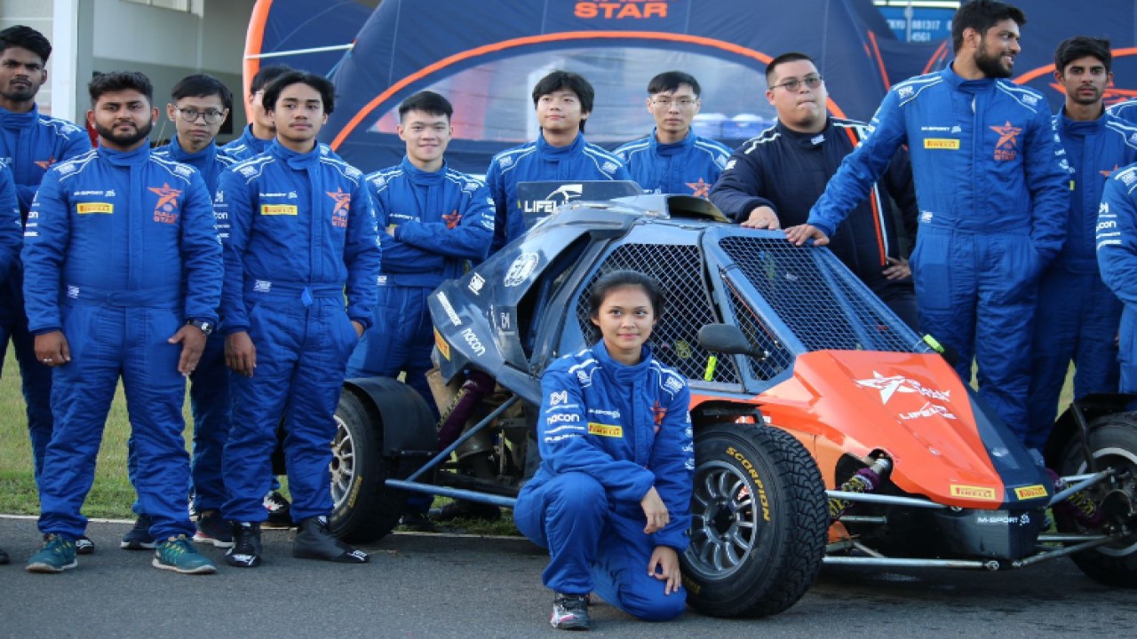 Para pembalap muda Indonesia yang menorehkan prestasi membanggakan pada final FIA Rally Star Asia Pacific 2022 di Madras International Circuit, India. Foto: Dok MPR