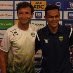 Pelatih Persib, Luis Milla bersama Rachmat Irianto-1664641978