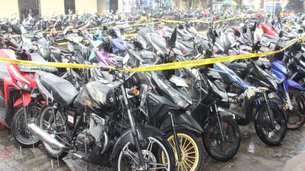 Ratusan sepeda motor yang terjaring operasi KRYD Polresta Mataram, Minggu (2/10/2022) dini hari. Foto (Istimewa)