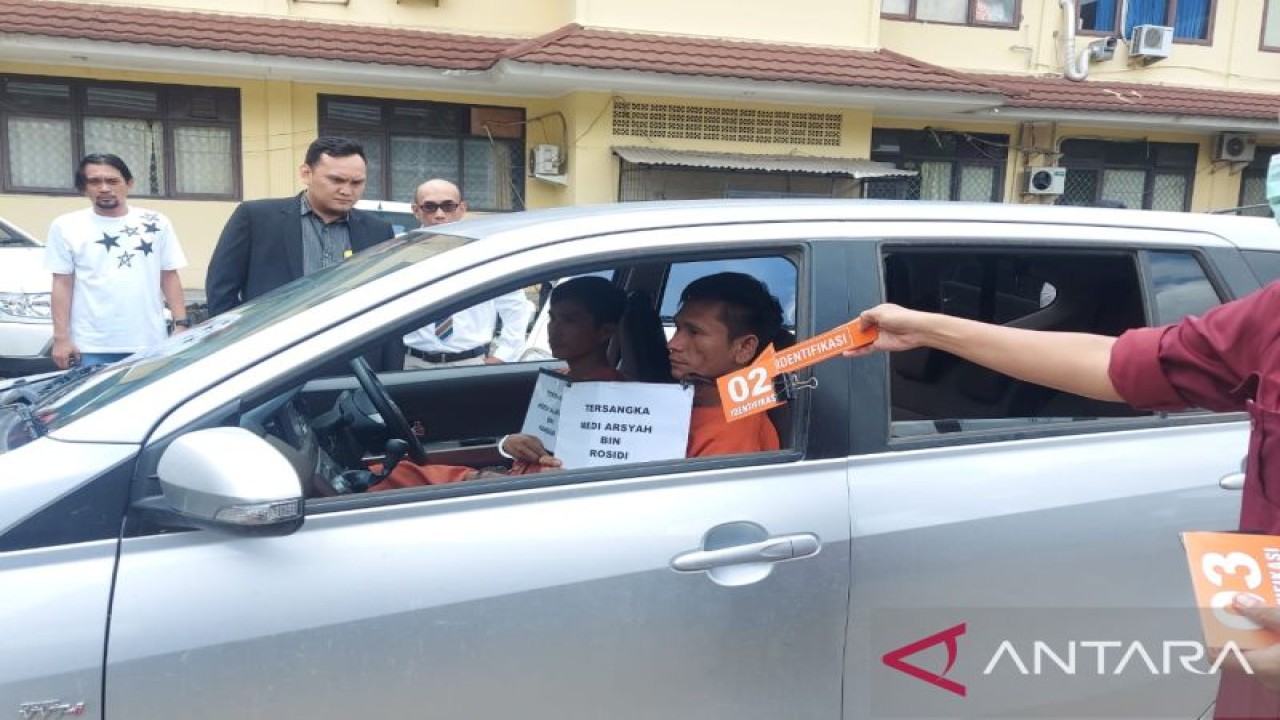 Penyidik Unit IV Subdit 3 Jatanras Ditreskrimum Polda Sumatera Selatan melaksanakan rekonstruksi ulang peristiwa penodongan senjata api dengan sengaja untuk menghilangkan nyawa seorang anggota DPRD Muratara, Firsyah H Lakoni, Selasa (25/10/2022). (ANTARA/M Riezko Bima Elko P)