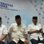 Rektor UT Prof Ojat Darojat (kedua dari kanan), di Kampus UT, Tangerang Selatan, Banten, Jumat. (ANTARA/Indriani)-1666939394