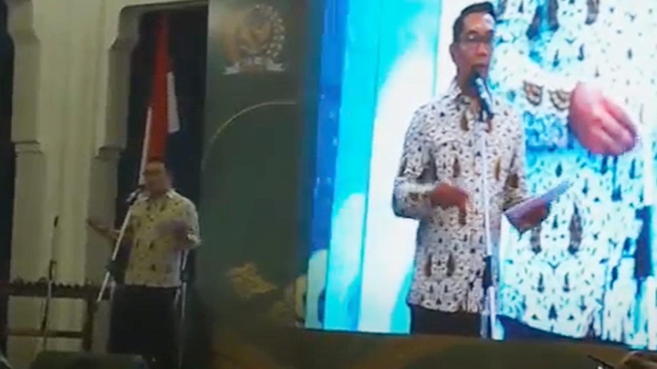 Guberenur Jawa Barat, Ridwan Kamil tengah menyammpaikan kata sambutannya di Konferensi Internasional para Ketua MPR negara-negara Islam (OKI), Senin (24/10/2022) di Bandung.