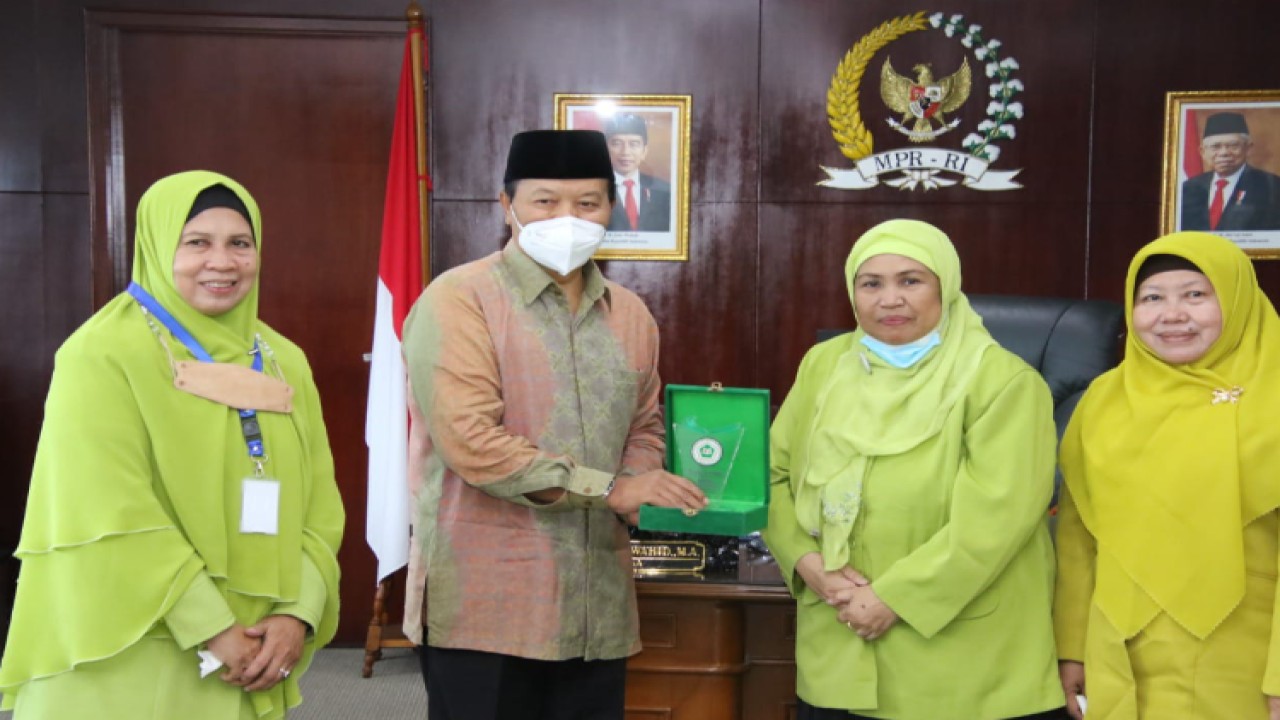 Wakil Ketua MPR Hidayat Nur Wahid bersama pengurus Badan Musyawarah Islam Wanita Indonesia. Foto: Dok MPR